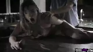 الجنس القاسي صديق والدها الملتحي يخنقها وينيكها على أرضية المطبخ