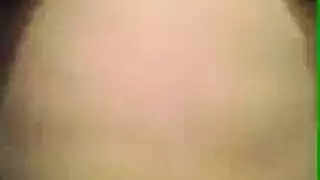 تراقص الجزائرية على الكاميرا وتداعب ثدييها المثاليين في عرض إباحي منفرد