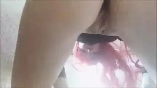 حركة في الحمام: عرض تبول ثم قذف شرج خشن