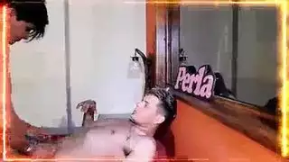 يهدي زوجته لصديقه يتمتعو بالمشاهدة
