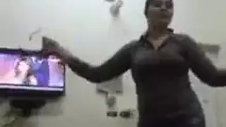 الرقص المصري المثير يجعل قضيبه ينبض لأجلها