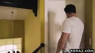 تتوسل لذلك القضيب الأسود الكبير داخل أعماقها