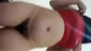 كس سمر المبلل يتوق للإيلاج وهي تلبى رغبته