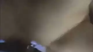 مراهقة سمراء ساخنة تؤدي جنس فموي وتنكح بوضعية كلابية على الكاميرا