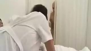 خلع الملابس، فتح الأرجل: جنس على سرير المستشفى