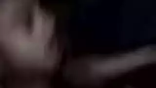 مراهقة بريئة تفقد عذريتها: قبلات ساخنة، مص أثداء، هزات عنيفة