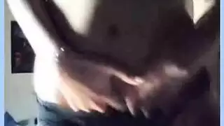 شقراء مراهقة تفتح فرجها للّمس المكثف
