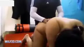 أفلام إباحية: تدمير كس زوجته بخشونة