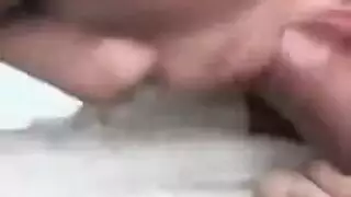 فعل فموي مكثف: فتاة آسيوية تخدم رجلًا خليجيًا