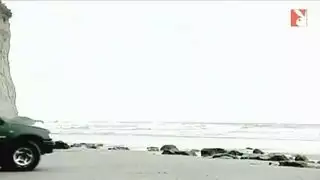 أوجي في حوض الاستحمام مع أثداء كبيرة وجنس شرجي