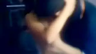 فتاة صغيرة يحشى فمها بفرج