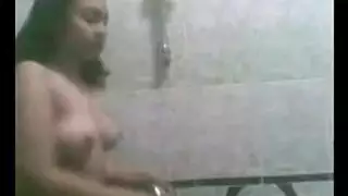 تسجيل سري للأخت وهي تخلع ملابسها خيال محارم خام