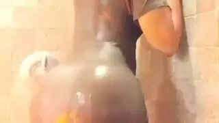 أميرة الأبنوس تأخذ قذفاً على الوجه