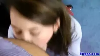 مبتلة وأنتظر قضيبًا صلبًا كالصخر عملاقًا
