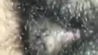 سمراء مقيدة تأخذ عمودًا خشبيًا صلبًا من الخلف