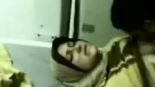 زوجة شقية تستمتع بجنس عنيف مع رجل آخر