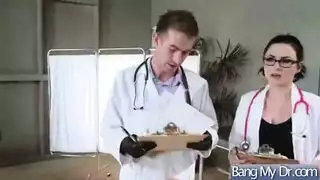 أسلوب الطبيب يتحول إلى فعل جنسي مع المريضة ممتلئة الجسم