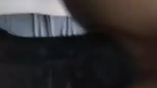 إزالة البيكيني الأحمر، والساقين مفتوحتين على مصراعيهما لممارسة سحاقية مكثفة