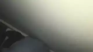 شيميل تمسك قضيبها وتقذف حركة صريحة منفردة