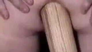 الأخت تضع الوشم على صدرها وتغري اخوها