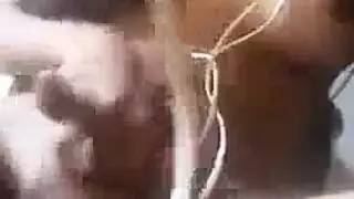 زوجان هاويان الزوجة تمارس الجنس في مؤخرة زوجها بعضو صناعي كبير