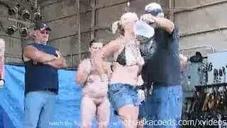 قضيب عملاق يضرب بقوة