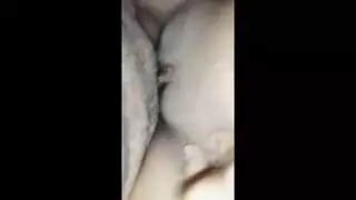 مضاجعتها في فتحتها الضيقة حتى تبلغ