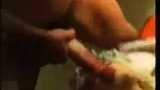 عروس عذراء تبغي أثناء أخذ قضيب ضخم