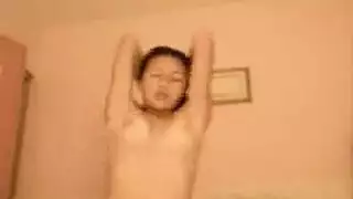 وجه يمارس الجنس مع كسها الضيق بلسانه