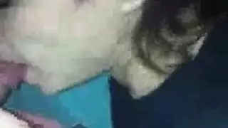 طفله صغيره تمص حلوة وزب