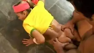فارس كبير السن يضرب مهبل ضيق في جنس صريح