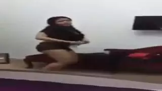 قام بربطها وتعديبها وناكها بالقوة وبوحشية