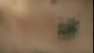 فاتن أشقر يمسك بقضيب ضخم منتصب ويعمل عليه بسرعة