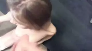 امرأة ممتلئة تستمتع بلعب solo بالألعاب في فيلم للكبار صريح