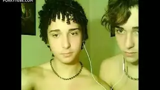خيال ثلاثي في حوض الاستحمام الساخن مع شابين يافعين