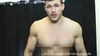 رجل هائج يخترق فرج جارته السمينة بأصابعه من الخلف