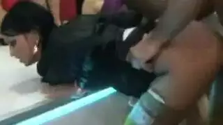 عاهرات سكرى في جلسة مص ساخنة مع قضبان سوداء كبيرة