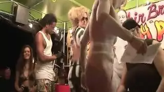 جنس جماعي صريح: هذه العاهات تتوسل للمزيد من القضيب