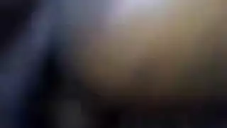 العاهرة الصغيرة أميليا تأخذ جنس جماعي عنيف