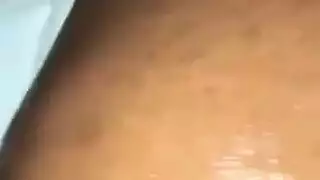 مراهقة سمراء تتحمل ضربًا شرجيًا قويًا