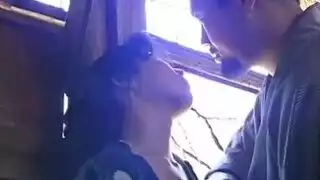 لقطة مقرّبة: فرج العاهرة الناضجة يصبح مبللاً وجاهزاً