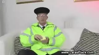 إكس إكس إكس: طباخة حلويات مفترسة تغوي مراهق لجنس خشن