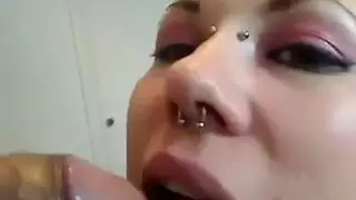 مؤخرة كيمبرلي الشقراء تأخذ قضيبًا كبيرًا إلى النشوة