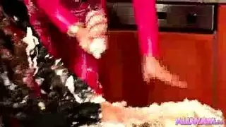 فتيات بيضاء رطبة وفوضوية تستمني بالماء فقط