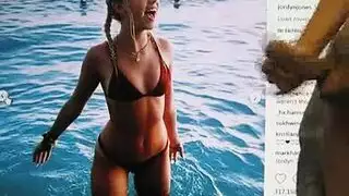 شقراء الآسيوية يتبول في الوعاء