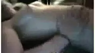 اثنين من السمراوات مثير يلعبان رجل أقرن اثنين من السمراوات مثير يلعبان رجل أقرن