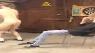 اثنان من الرجال المتحمسين يمارسون الجنس مع فاتنة آسيوية رائعتين على طراز هزلي ، لا يعرفون أنها حامل