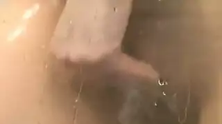 يلعب في دش ساخن ومشبع بالبخار يلعب في دش ساخن ومشبع بالبخار