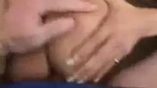 تعمل كارا بينغ كسيدة مرافقة وغالباً ما تمارس الجنس مع الرجال الوسيمين أثناء فترات الراحة