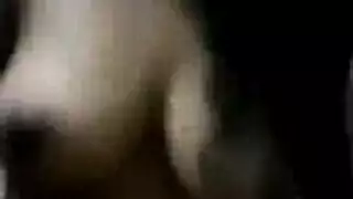 فاتنة مفلس تلعب مع صديقتها القذرة بينما تراقبها صديقته أثناء العمل